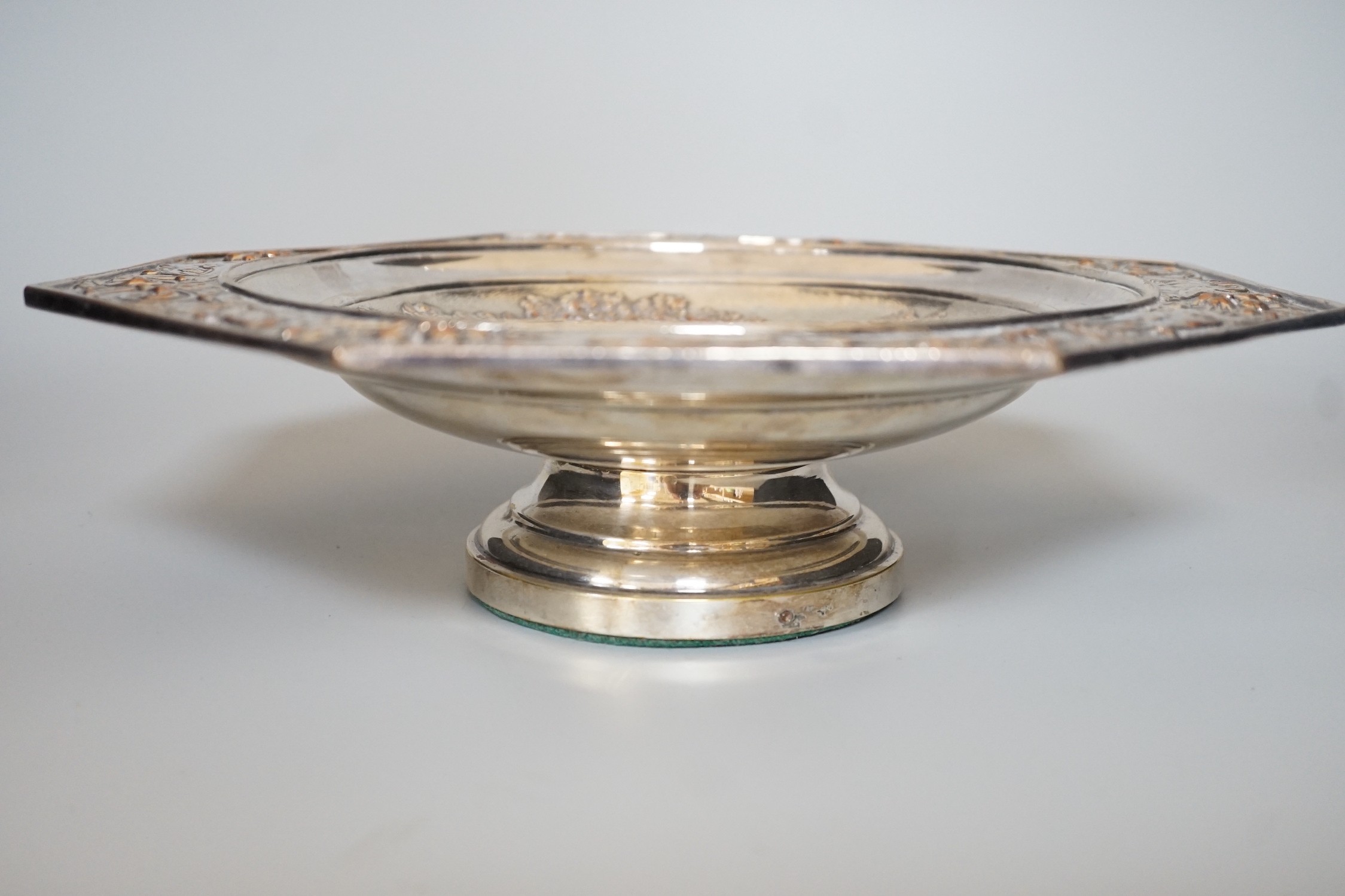 An early 20th century Elkington type silver plated tazza embossed with hunting dogs, 29cm
